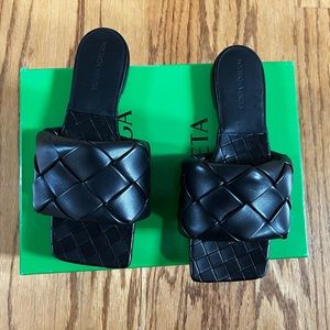 Bottega Veneta Black Lido Flat Leather Sandals in size 38.5